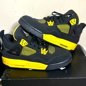 BIG KIDS AIR JORDAN RETRO 4 BASKETBALL SHOES / BLACK-YELLOW
